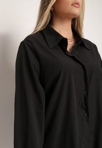 Renee - Czarna Sukienka Nemaia. Kolekcja: plus size. Kolor: czarny. Wzór: jednolity. Typ sukienki: dla puszystych, koszulowe. Długość: mini #5