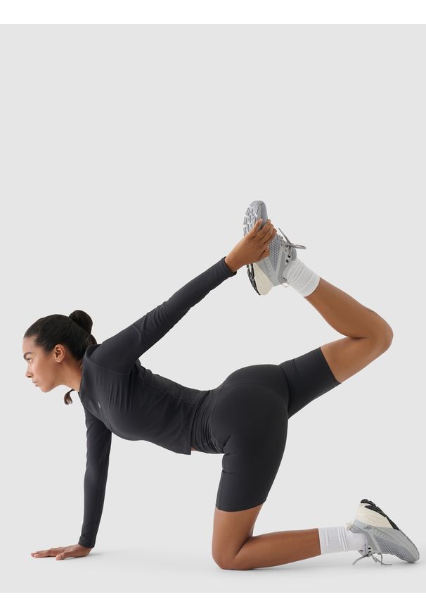 4f - 4F Legginsy krótkie treningowe damskie - szare S. Stan: podwyższony. Kolor: szary. Materiał: elastan, włókno, dzianina, materiał, syntetyk. Długość: krótkie. Wzór: jednolity. Sport: fitness