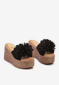Born2be - Czarne Wsuwane Klapki na Koturnie Nestalou. Kolor: czarny. Materiał: jeans. Sezon: lato. Obcas: na koturnie. Styl: elegancki. Wysokość obcasa: średni #4