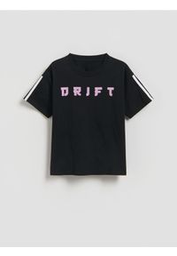 Reserved - Luźny t-shirt z nadrukiem - czarny. Kolor: czarny. Materiał: bawełna. Wzór: nadruk #1