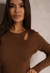 Renee - Ciemnobrązowy Sweter z Brokatem i Wycięciem przy Dekolcie Femolile. Kolor: brązowy. Sezon: zima