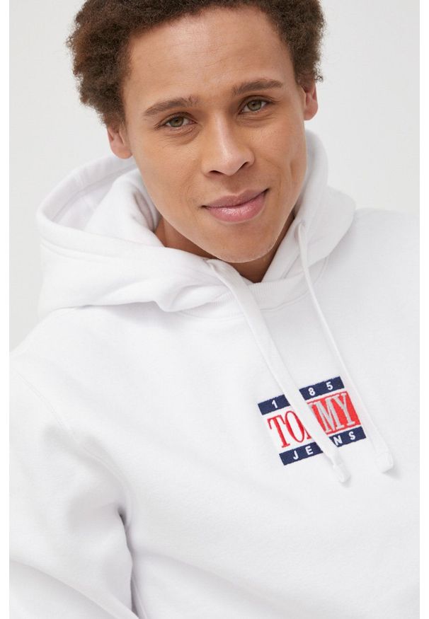 Tommy Jeans Bluza męska kolor biały z kapturem gładka. Okazja: na co dzień. Typ kołnierza: kaptur. Kolor: biały. Materiał: bawełna, dzianina. Wzór: gładki. Styl: casual
