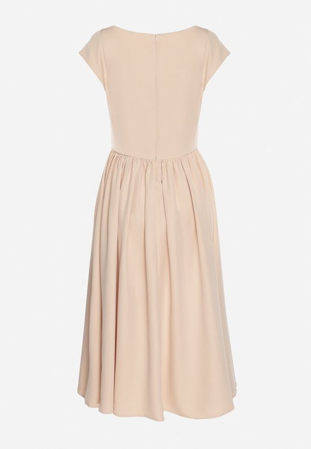 Born2be - Beżowa Rozkloszowana Sukienka Vices z Dekoltem Typu Łódka Milasena. Okazja: na co dzień. Kolor: beżowy. Materiał: jeans. Wzór: aplikacja. Typ sukienki: rozkloszowane. Styl: casual