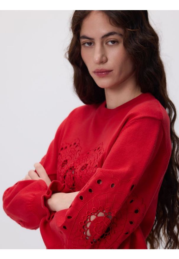 Reserved - Sweter z ażurowym motywem - czerwony. Kolor: czerwony. Materiał: bawełna, dzianina. Wzór: ażurowy
