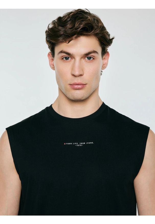 Big-Star - Koszulka męska bez rękawów czarna Irrer 907. Okazja: na co dzień. Kolor: czarny. Materiał: materiał, jeans, tkanina, dresówka. Długość rękawa: bez rękawów. Wzór: nadruk. Styl: sportowy, klasyczny, casual