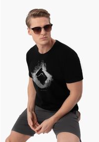 Volcano - T-shirt z nadrukiem T-NEX. Okazja: na co dzień. Kolekcja: plus size. Kolor: czarny. Materiał: bawełna, materiał. Długość rękawa: krótki rękaw. Długość: krótkie. Wzór: nadruk. Styl: casual, klasyczny, sportowy #1