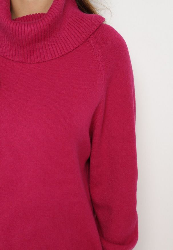 Born2be - Fuksjowy Golf z Wiskozą Zdobiony Wsuwanymi Kieszonkami Viaela. Okazja: na co dzień. Typ kołnierza: golf. Kolekcja: plus size. Kolor: różowy. Długość: długie. Wzór: aplikacja. Materiał: wiskoza. Długość rękawa: długi rękaw. Styl: elegancki, casual