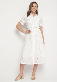 Born2be - Biała Koszulowa Sukienka Haftowana z Paskiem Rinessa. Okazja: na spacer, na imprezę, na co dzień. Kolor: biały. Długość rękawa: na ramiączkach. Wzór: haft. Typ sukienki: koszulowe. Styl: casual, klasyczny, sportowy. Długość: midi #6