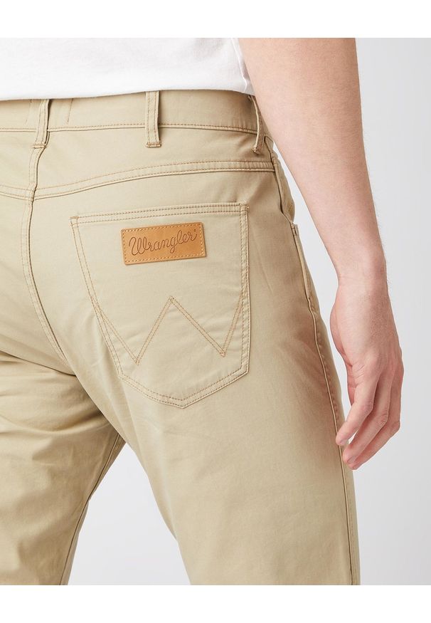 Wrangler - SPODNIE MĘSKIE WRANGLER GREENSBORO TWILL SAND W15QKAC07 112141193