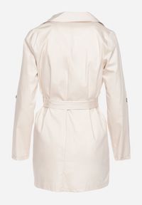 Born2be - Beżowy Płaszcz Dwurzędowy z Kieszeniami i Materiałowym Paskiem Piemona. Okazja: na co dzień, na spotkanie biznesowe. Kolor: beżowy. Materiał: materiał. Długość: do kolan. Styl: casual, biznesowy, elegancki #4