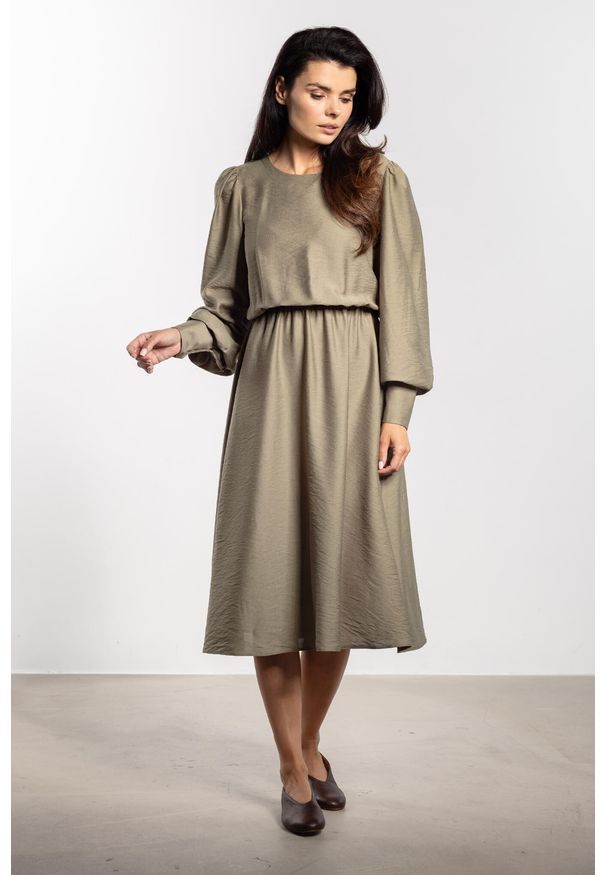 Infinite You - Elegancka sukienka rozkloszowana z długim rękawem zielona. Kolor: zielony, brązowy. Długość rękawa: długi rękaw. Styl: elegancki