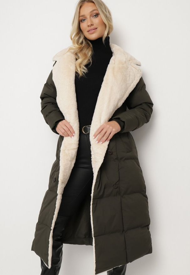 Born2be - Ciemnozielona Pikowana Kurtka o Dwurzędowym Kroju z Paskiem i Futrzanym Kołnierzem Miriena. Okazja: na imprezę, na co dzień. Kolor: zielony. Materiał: futro. Długość rękawa: długi rękaw. Długość: długie. Wzór: aplikacja. Styl: casual, elegancki