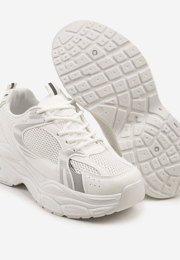 Renee - Białe Sneakersy Vices na Platformie Ozdobione Tłoczeniem Natiselle. Okazja: na co dzień. Kolor: biały. Materiał: jeans. Wzór: aplikacja. Obcas: na platformie