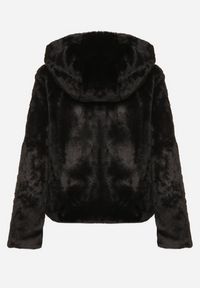 Born2be - Czarna Casualowa Kurtka Futerko z Kapturem Nindrie. Okazja: na co dzień. Typ kołnierza: kaptur. Kolor: czarny. Materiał: futro. Styl: casual #5