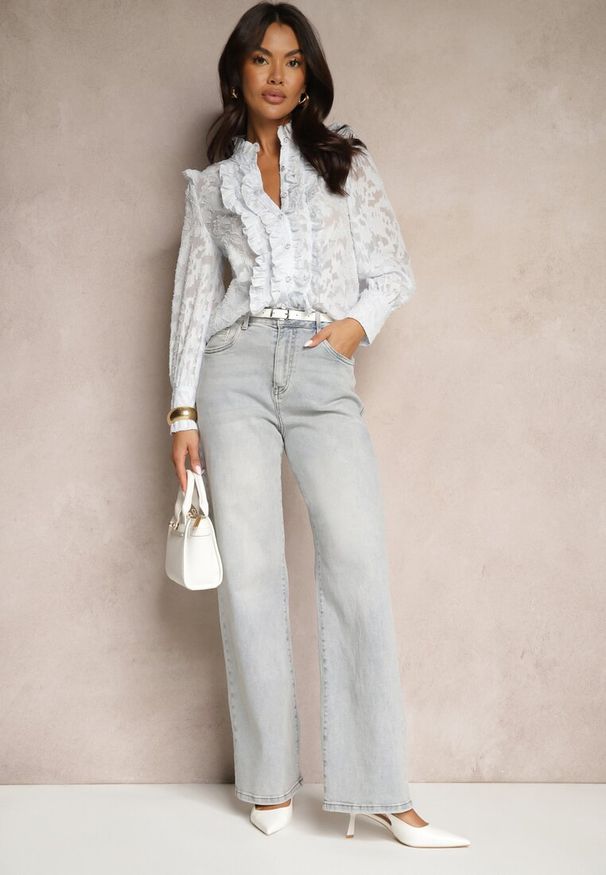 Renee - Niebieska Koronkowa Koszula Zdobiona Biżuteryjnymi Guzikami Lormi. Okazja: na co dzień, na spotkanie biznesowe. Typ kołnierza: kołnierzyk stójkowy. Kolor: niebieski. Materiał: koronka. Długość: długie. Wzór: aplikacja. Styl: biznesowy, casual, elegancki