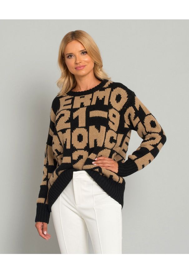 MONCLER - Wełniany sweter z logo. Kolor: czarny. Materiał: wełna. Długość rękawa: długi rękaw. Długość: długie. Sezon: zima, jesień. Styl: klasyczny