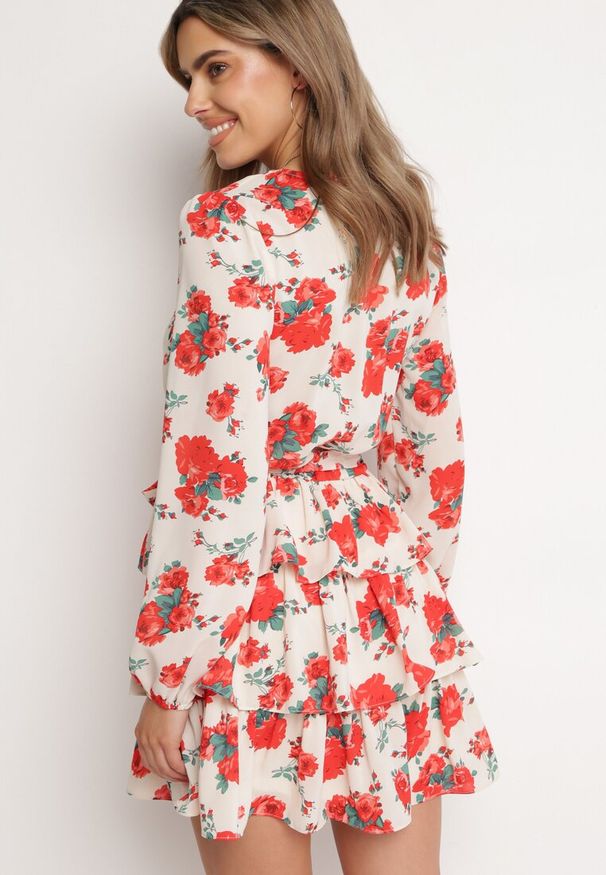 Born2be - Beżowo-Czerwona Sukienka Mini w Kwiaty z Kopertowym Dekoltem i Falbankami oraz Paskiem Siboria. Typ kołnierza: kołnierz z falbankami. Kolor: beżowy. Wzór: kwiaty. Typ sukienki: kopertowe. Długość: mini