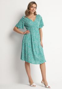 Born2be - Zielona Sukienka z Bawełny Rozkloszowana w Kwiaty Esirive. Typ kołnierza: dekolt w kształcie V. Kolor: zielony. Materiał: bawełna. Długość rękawa: krótki rękaw. Wzór: kwiaty #6