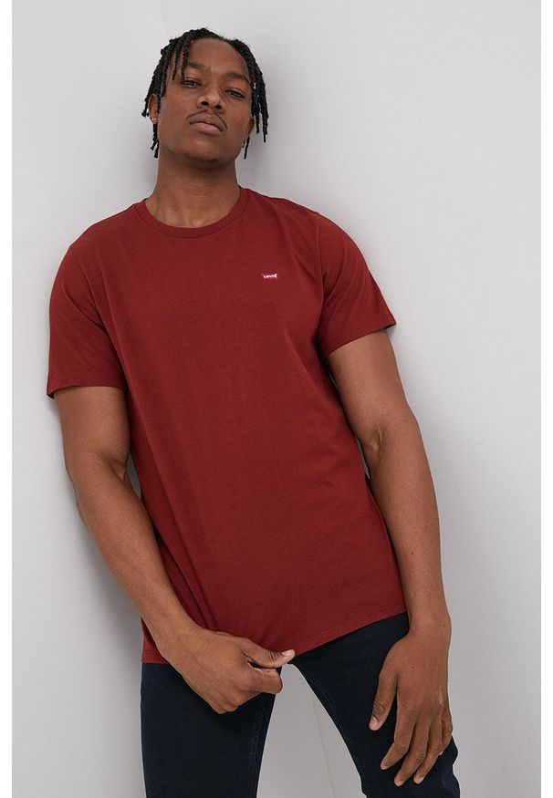 Levi's® - Levi's - T-shirt bawełniany. Okazja: na co dzień, na spotkanie biznesowe. Kolor: czerwony. Materiał: bawełna. Wzór: gładki, aplikacja. Styl: biznesowy, casual