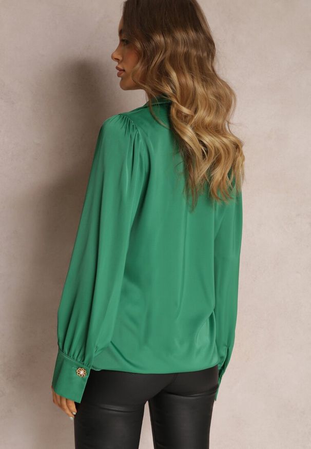 Renee - Zielona Koszula Satynowa na Guziki Liyu. Kolor: zielony. Materiał: satyna. Długość rękawa: długi rękaw. Długość: długie. Styl: klasyczny