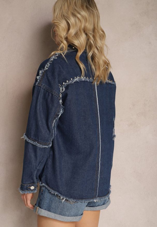 Renee - Granatowa Jeansowa Kurtka z Bawełny z Rozprutymi Elementami i Ćwiekami Trudilla. Okazja: na co dzień. Kolor: niebieski. Materiał: bawełna, jeans. Wzór: aplikacja. Styl: casual