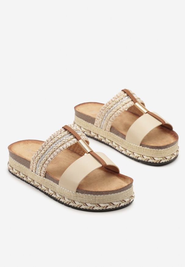 Renee - Beżowe Klapki Boho ze Zdobieniami z Plecionki i Metalicznymi Przeszyciami Quileldi. Okazja: na imprezę, na spacer. Kolor: beżowy. Wzór: aplikacja. Sezon: lato. Styl: boho
