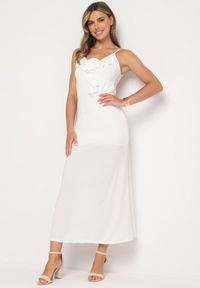 Born2be - Biała Koktajlowa Dopasowana Sukienka z Broszką Kwiatkiem Vikanna. Typ kołnierza: kołnierz z falbankami, dekolt w kształcie V. Kolor: biały. Długość rękawa: na ramiączkach. Wzór: kwiaty. Typ sukienki: dopasowane. Styl: wizytowy #1