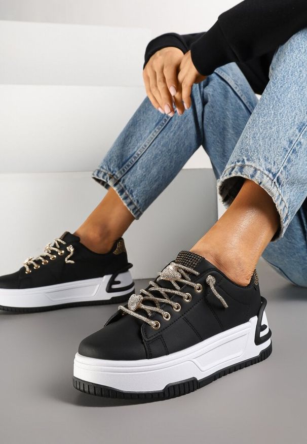 Born2be - Czarne Sneakersy na Grubej Podeszwie z Cyrkoniami Deoliae. Okazja: na co dzień. Nosek buta: okrągły. Zapięcie: sznurówki. Kolor: czarny. Materiał: jeans, skóra