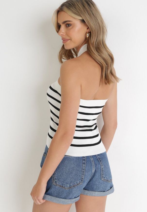 Born2be - Biały Top w Paski z Dekoltem Halter na Szyję Bredgit. Typ kołnierza: dekolt halter. Kolor: biały. Materiał: dzianina. Wzór: paski