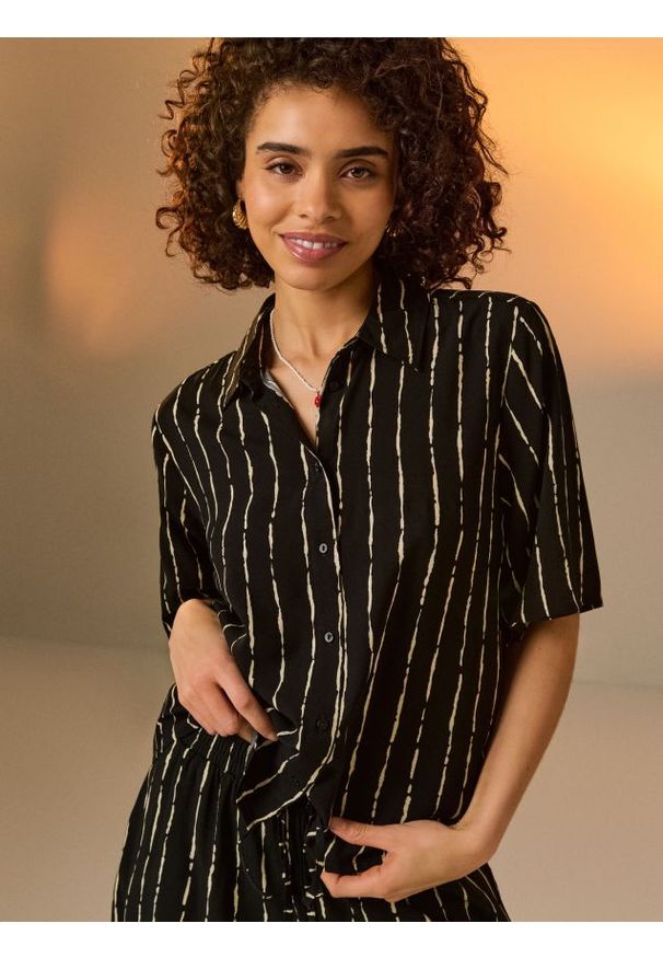 Sinsay - Wiskozowa koszula regular fit z krótkim rękawem - czarny. Kolor: czarny. Materiał: wiskoza. Długość rękawa: krótki rękaw. Długość: krótkie