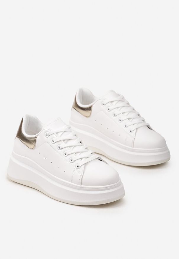 Renee - Biało-Złote Sznurowane Sneakersy z Imitacji Skóry na Platformie Filamena. Kolor: biały. Materiał: skóra. Obcas: na platformie