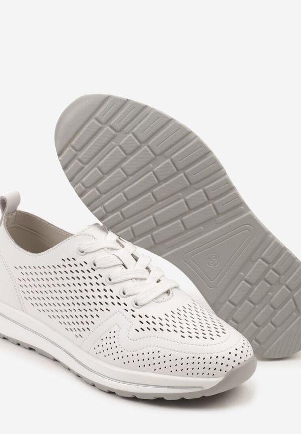 Born2be - Białe Skórzane Sneakersy Ozdobione Perforacją Odrelia. Okazja: na co dzień. Kolor: biały. Materiał: skóra. Wzór: aplikacja. Obcas: na płaskiej podeszwie