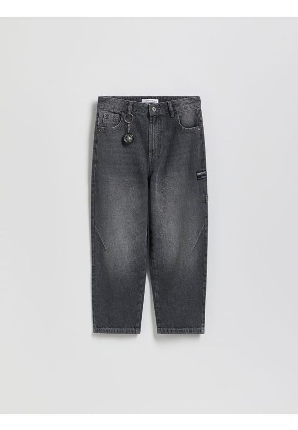 Reserved - Jeansy baggy z brelokiem - szary. Kolor: szary