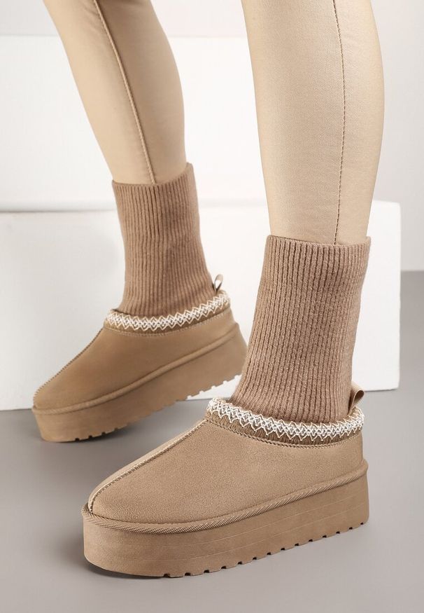 Born2be - Ciemnobeżowe Śniegowce na Platformie ze Skarpetkową Cholewką i Ozdobnym Haftem Zintoria. Okazja: na co dzień. Kolor: beżowy. Materiał: dzianina, jeans, futro. Szerokość cholewki: normalna. Wzór: haft. Obcas: na platformie. Styl: casual