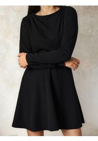 Sinsay - Rozkloszowana sukienka dresowa - czarny. Kolor: czarny. Materiał: dresówka