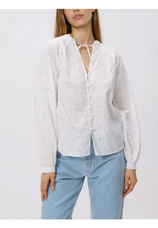 Reserved - Koszula z ażurowym wzorem - biały. Kolor: biały. Materiał: tkanina, bawełna. Wzór: ażurowy