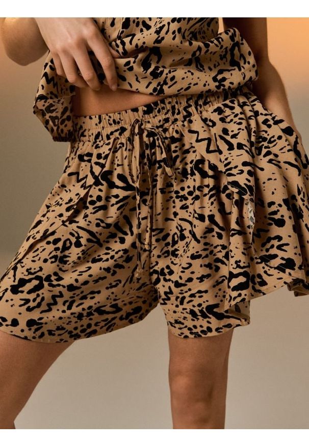 Sinsay - Wiskozowe szorty z kieszeniami - beżowy. Kolor: beżowy. Materiał: wiskoza