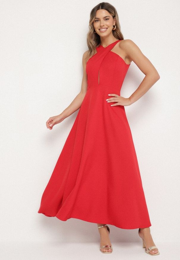 Born2be - Czerwona Rozkloszowana Sukienka z Wiskozą i Dekoltem Typu Halter Dolienna. Typ kołnierza: dekolt halter. Kolor: czerwony. Materiał: wiskoza. Typ sukienki: rozkloszowane. Styl: elegancki