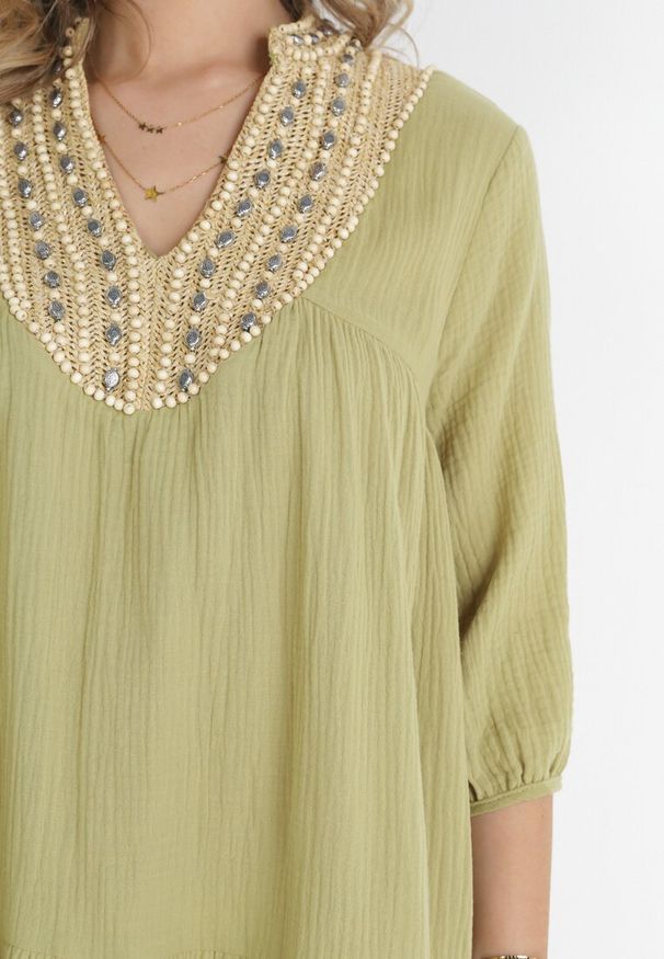 Born2be - Zielona Rozkloszowana Sukienka Oversize z Ozdobną Plecionką Przy Dekolcie Samila. Kolor: zielony. Typ sukienki: oversize. Styl: boho. Długość: mini