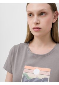 4f - T-shirt regular z bawełny organicznej damski. Kolor: szary. Materiał: bawełna. Wzór: nadruk