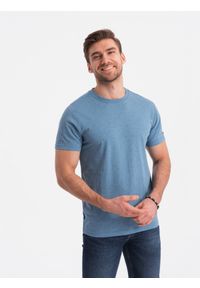 Ombre Clothing - Męski t-shirt fullprint z kolorowymi literami - niebieski denim V4. Okazja: na co dzień. Kolor: niebieski. Materiał: denim. Wzór: kolorowy. Styl: klasyczny, casual #4