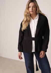 Born2be - Czarna Bawełniano-Wiskozowa Kurtka Typu Krótki Trencz z Ozdobnym Guzikiem Dafena. Okazja: na co dzień, na spotkanie biznesowe, do pracy. Kolor: czarny. Materiał: wiskoza, bawełna. Długość: krótkie. Styl: casual, biznesowy, elegancki, klasyczny #1