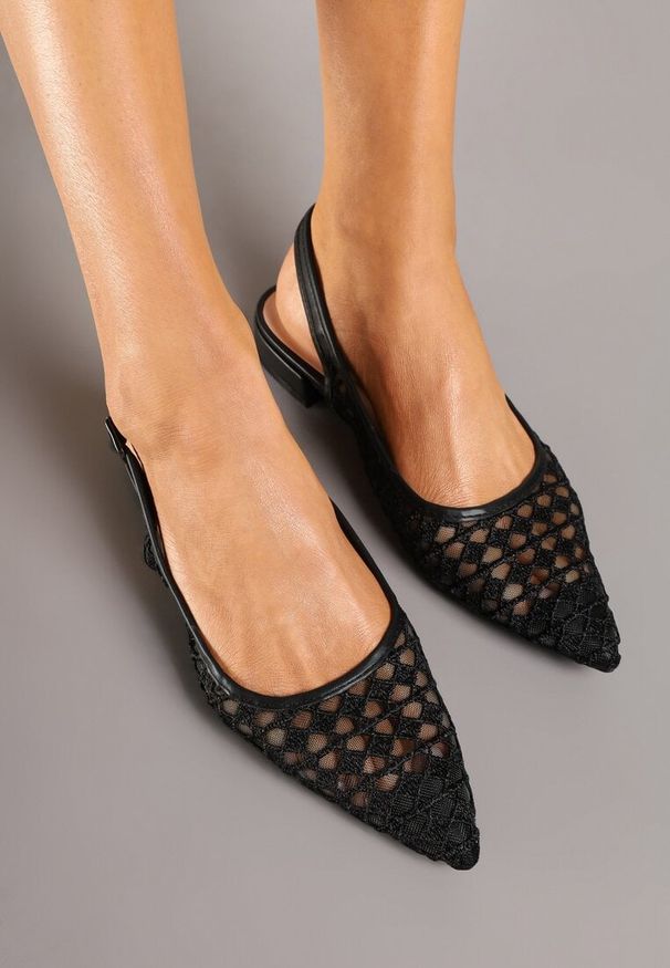 Renee - Czarne Sandały Typu Slingback z Szydełkowym Zdobieniem Neonessa. Okazja: na co dzień. Zapięcie: sprzączka. Kolor: czarny. Wzór: aplikacja. Sezon: lato. Obcas: na obcasie. Styl: elegancki, casual. Wysokość obcasa: niski