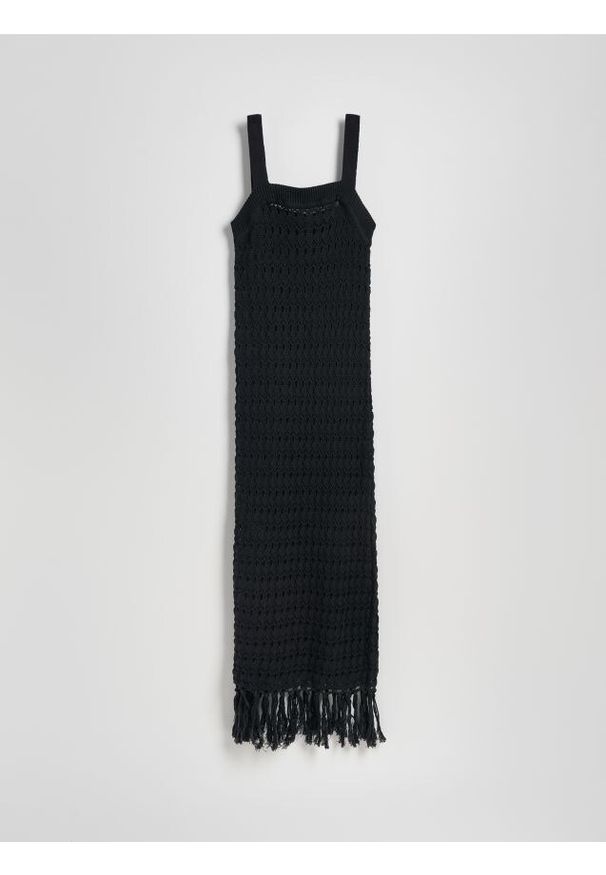 Reserved - Długa narzutka plażowa z frędzlami - czarny. Okazja: na plażę. Kolor: czarny. Materiał: dzianina, bawełna. Wzór: ażurowy. Typ sukienki: proste. Długość: maxi