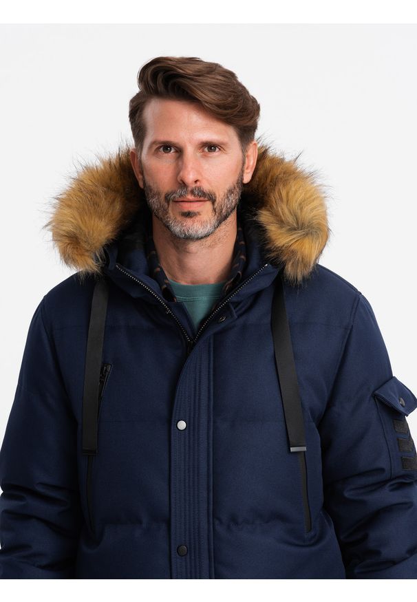 Ombre Clothing - Długa ciepła kurtka męska z kapturem typu parka – granatowa V1 OM-JALJ-0182 - XXL. Typ kołnierza: kaptur. Kolor: niebieski. Materiał: poliester, tkanina, materiał, syntetyk, futro. Długość: długie. Wzór: aplikacja, paski, ze splotem. Styl: elegancki
