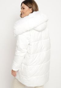 Born2be - Biała Pikowana Kurtka o Pudełkowym Kroju z Odpinanym Futerkiem i Ozdobnym Suwakiem Hedilina. Okazja: na co dzień, na spacer. Kolor: biały. Materiał: futro. Styl: casual, elegancki #4
