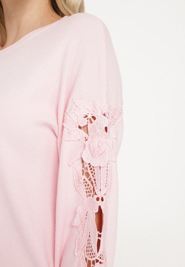 Born2be - Jasnoróżowy Sweter o Luźnym Kroju ze Ściągaczami przy Rękawach z Koronkowymi Wstawkami Romirani. Okazja: na co dzień. Kolor: różowy. Materiał: koronka. Styl: wizytowy, klasyczny, elegancki, casual