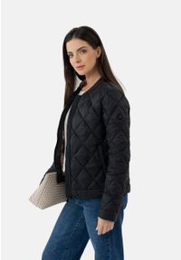 Volcano - Krótka, pikowana kurtka J-MANOLA. Okazja: na co dzień. Typ kołnierza: kołnierzyk stójkowy. Materiał: poliamid, materiał, jeans. Długość: krótkie. Styl: casual #1