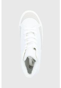 Answear Lab Trampki kolor biały. Nosek buta: okrągły. Zapięcie: sznurówki. Kolor: biały. Materiał: guma. Szerokość cholewki: normalna. Styl: wakacyjny #4