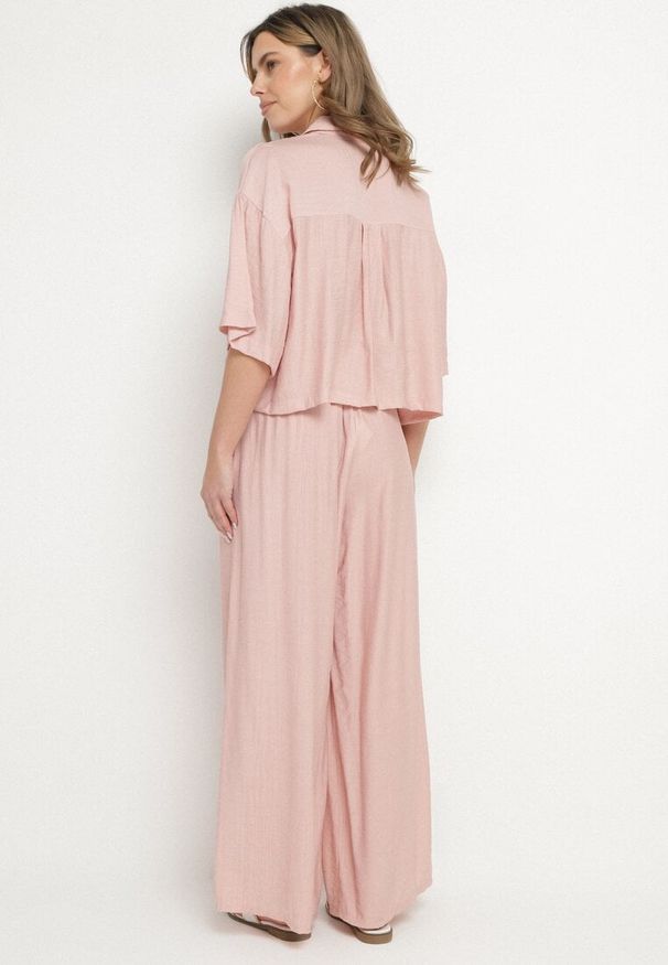 Born2be - Ciemnoróżowy Wiskozowy Komplet Oversize Koszula z Krótkim Rękawem i Spodnie Dovilissea. Kolor: różowy. Materiał: wiskoza